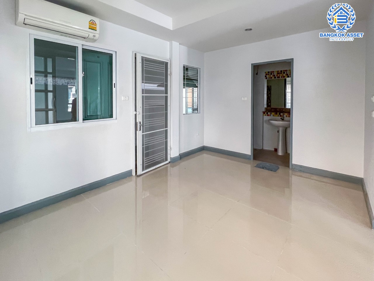 *****บ้านแฝดมือสอง ม.ชวนชื่น ไพรเวทพาร์ค วัชรพล-รามอินทรา เนื้อที่ 37.1 ตร.ว. ฟังก์ชัน 3 ห้องนอน 2 ห้องน้ำ จอดรถได้ 1 คัน  บนทำเลเชื่อมต่อหลายเส้นทาง ถ.รามอินทรา ถ.สายไหม และถ.พหลโยธิน ใกล้ทางด่วน "ศรีรัช" และ "เซ็นทรัลรามอินทรา"